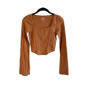 HOLLISTER, NWOT, WOMENS,STRETCH CROP TOP WITH FLATTERING SQUARE NECKLINE.SIZE XS